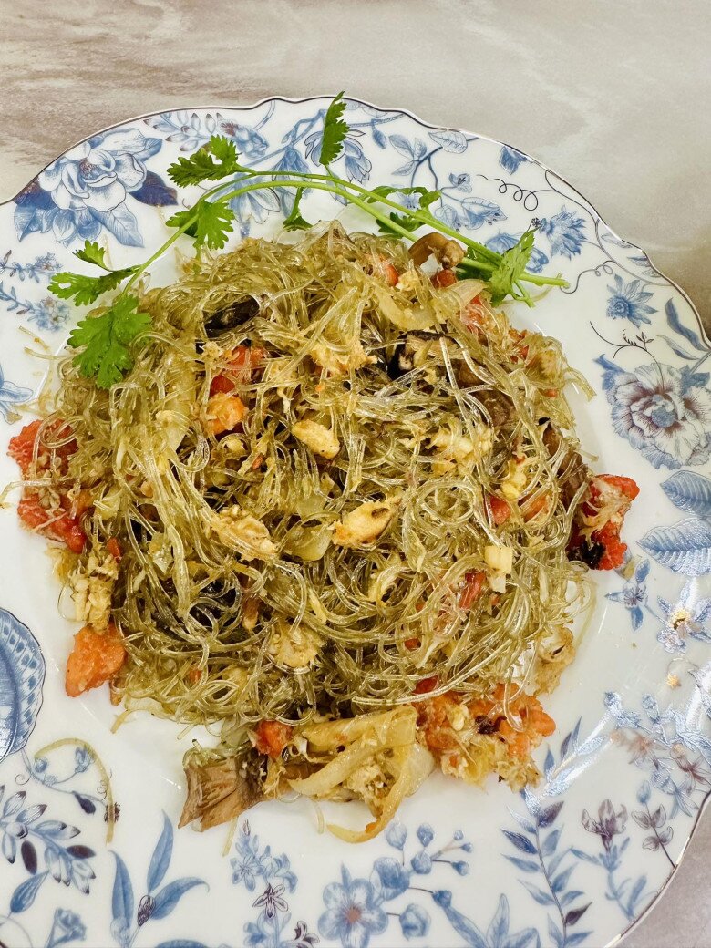 Với Vy Oanh, bữa cơm gia đình không đơn thuần là nơi thưởng thức món ngon mà còn là dịp gắn kết yêu thương. Những món ăn được cô chăm chút kỹ lưỡng, đậm đà hương vị miền biển.