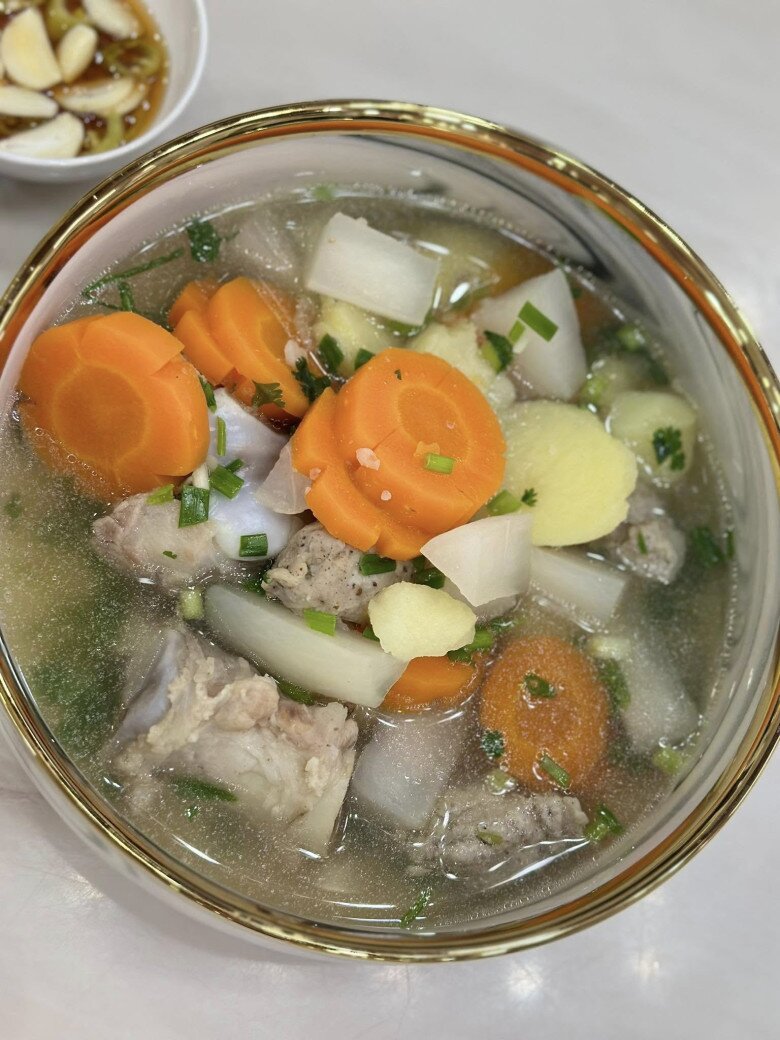 Có lần Vy Oanh truyền tuyệt chiêu nấu nướng của cô: Bí quyết của em khi nấu các món ủn ỉn thơm ngon như nấu canh, luộc... thì cứ đập dập củ hành tím bỏ vào, ngày bé ba dạy nấu ăn bảo Con lợn ủn ỉn củ hành.