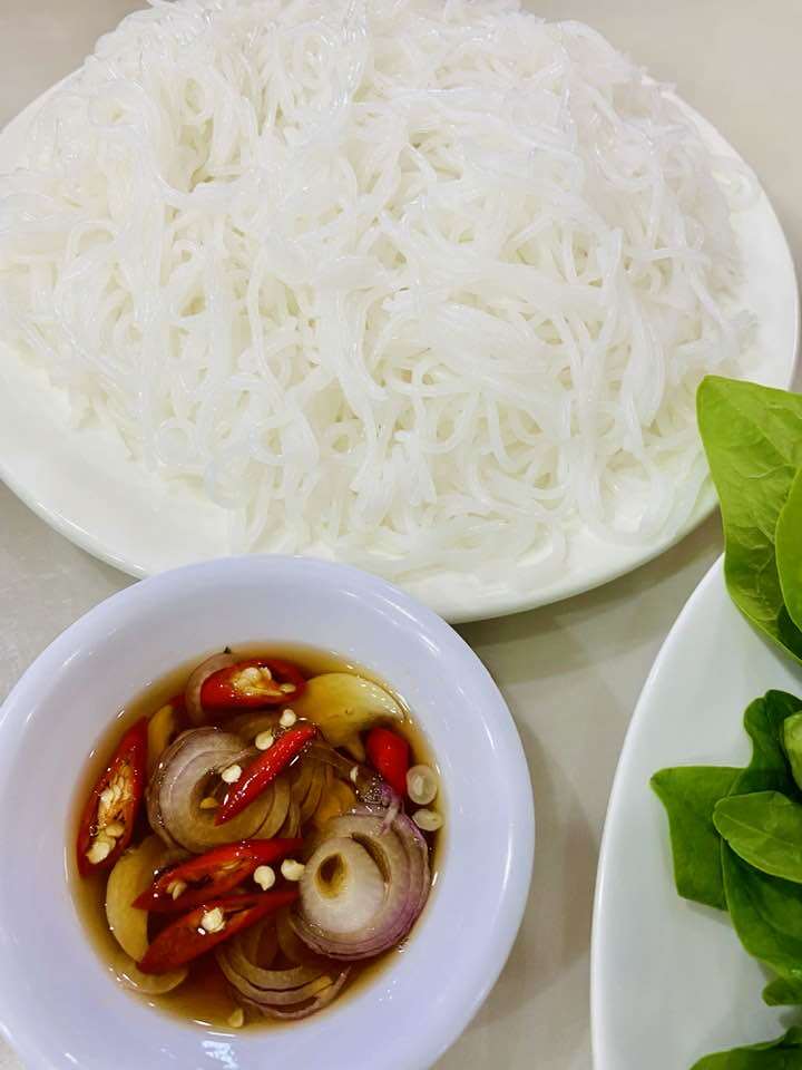 Dù sinh ra ở Phan Thiết, sống tại TP HCM nhưng Vy Oanh đã trót yêu món lẩu ngon ngọt quê chồng. Nồi lẩu không thể thiếu rau tươi sạch cùng đĩa bún và chén nước mắm cay cay thơm nồng.