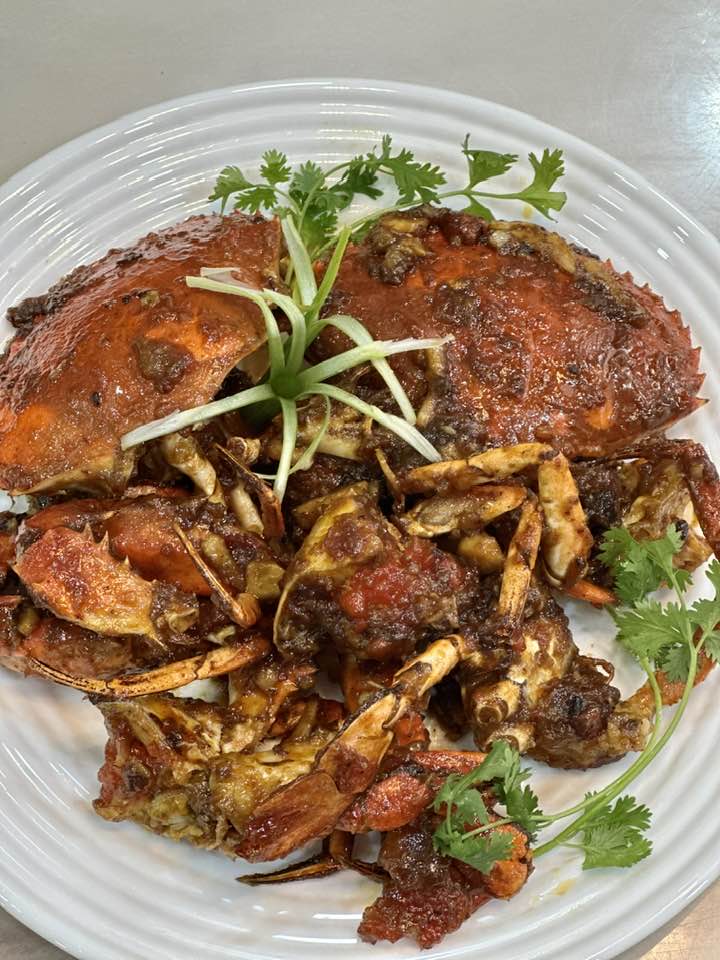 Ngoài ra, bữa ăn còn có cua rang me đậm đà, óng ánh. Nhiều người khen ngợi Vy Oanh: Chị mình xếp khéo tay thật, Ôi em trang trí món ăn nhìn hấp dẫn quá, Mẹ Oanh đảm đang, Thèm quá chị ơi. Vợ cũ Đàm Vĩnh Hưng là bầu show Liên Phạm cũng xuýt xoa: Yummy trước món ăn của nữ ca sĩ. Vy Oanh đáp lại: Hihi chẹp chẹp mom yêu.