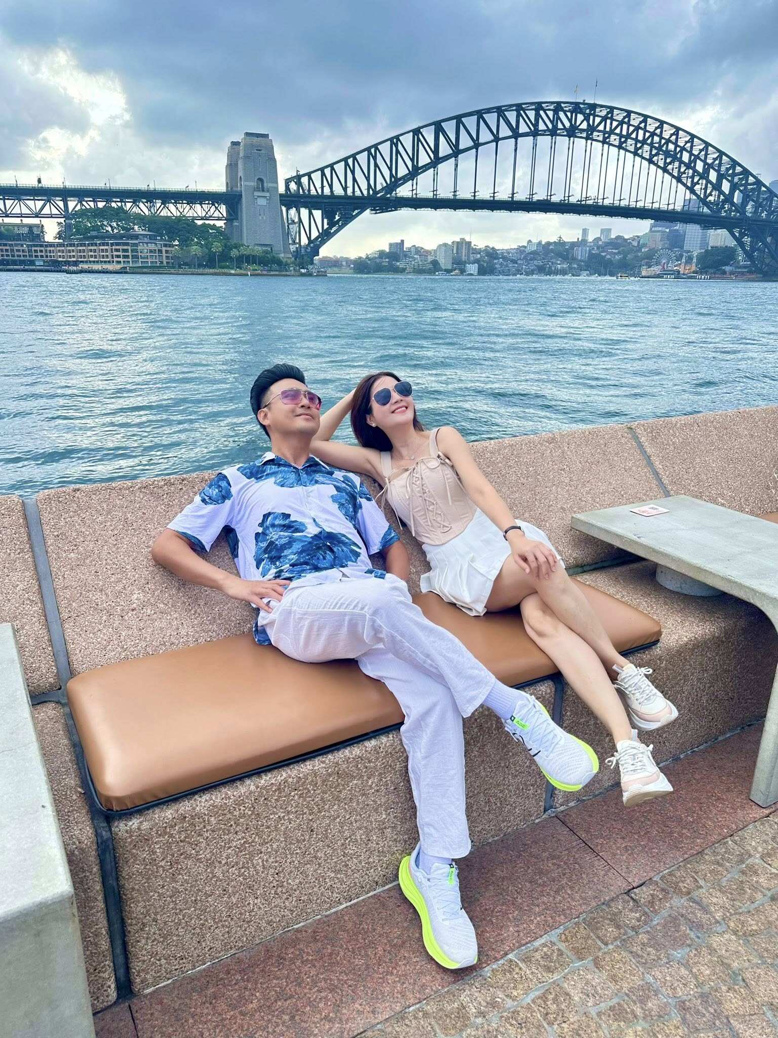 Theo tiết lộ của Thanh Duy, anh đã cầu hôn Kha Ly ở trời Tây trước sự chứng kiến của các nghệ sĩ thân thiết.