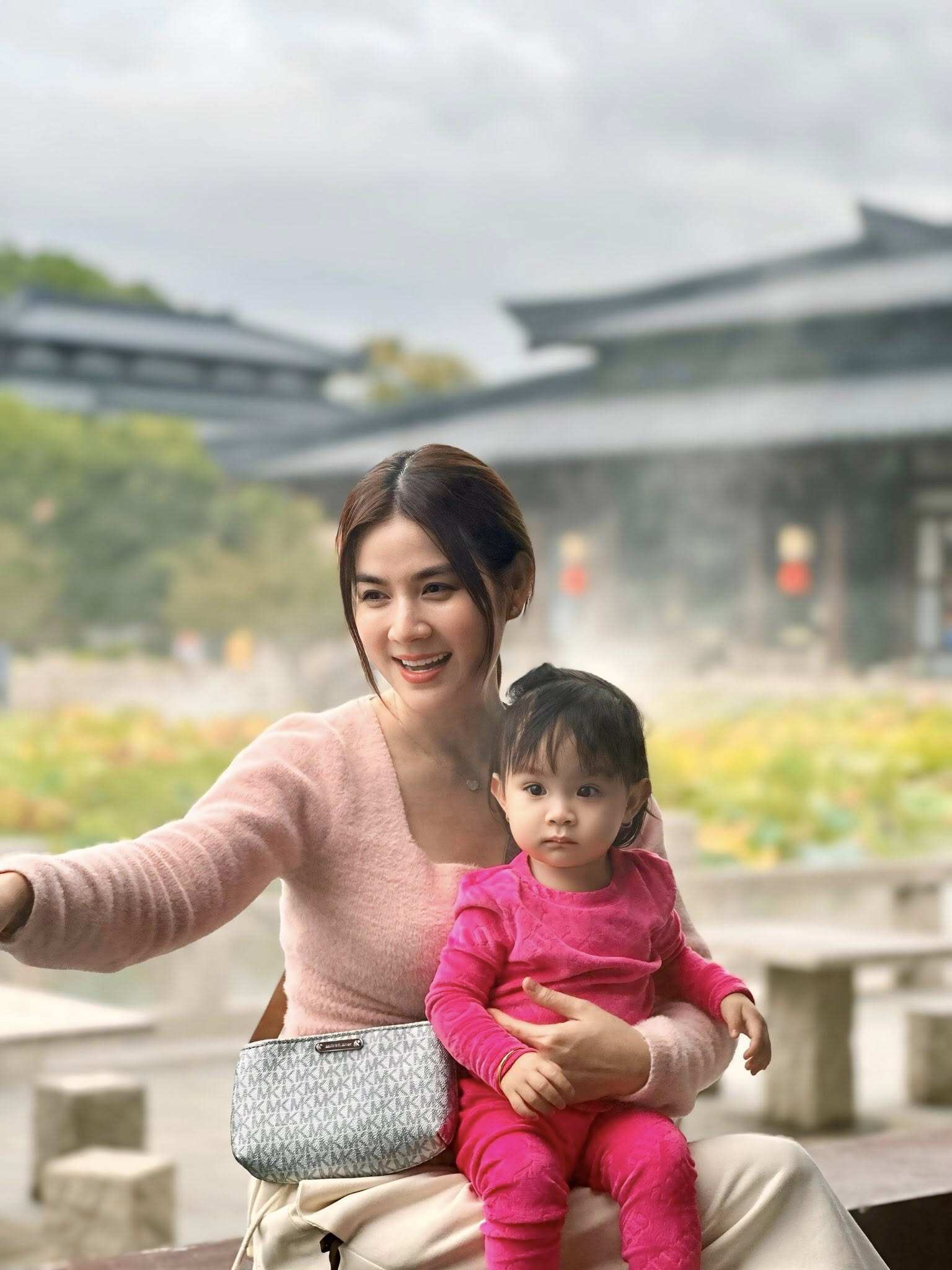 Em bé Lita - trái ngọt của cặp đôi sau 8 năm chờ đợi.