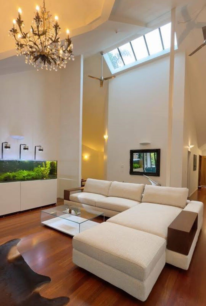 Ngay sau đó, một bộ sofa sáng màu được chuyển đến nhà cô. Trương Phương bày tỏ: “Các tình yêu có công nhận với em là màu này đẹp hơn không ạ?”