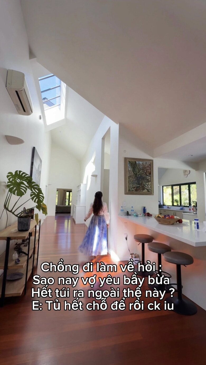 Mới đây, Trương Phương kể: Chồng đi làm về hỏi: Sao nay vợ yêu bày bừa hết túi ra ngoài thế này? Em: Tủ hết chỗ để rồi chồng yêu. 