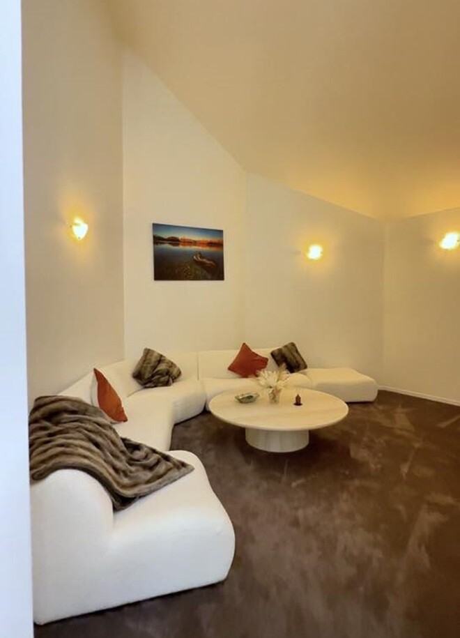 Một bộ sofa khác trong nhà cũng được đổi sang màu sáng sau câu chuyện của cô: “Hai vợ chồng em đang ngồi xem tivi, em tâm sự: Chồng yêu ơi, bộ sofa da nhà mình sang trọng nhở. Mỗi tội hơi bí và nóng.