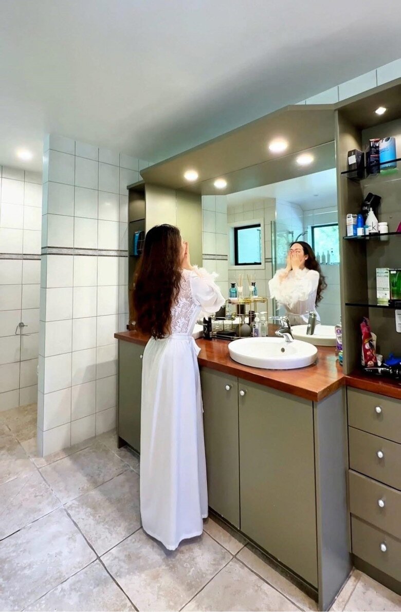 Lần khác, người đẹp cho hay: Em thắc mắc với chồng em: Sao 3 nhà tắm nhà mình nhìn cũ thế anh yêu? Chồng em: Nhà này xây hơn 20 năm rồi mà em. Em: Bảo sao nhìn nó cổ kính anh nhở.