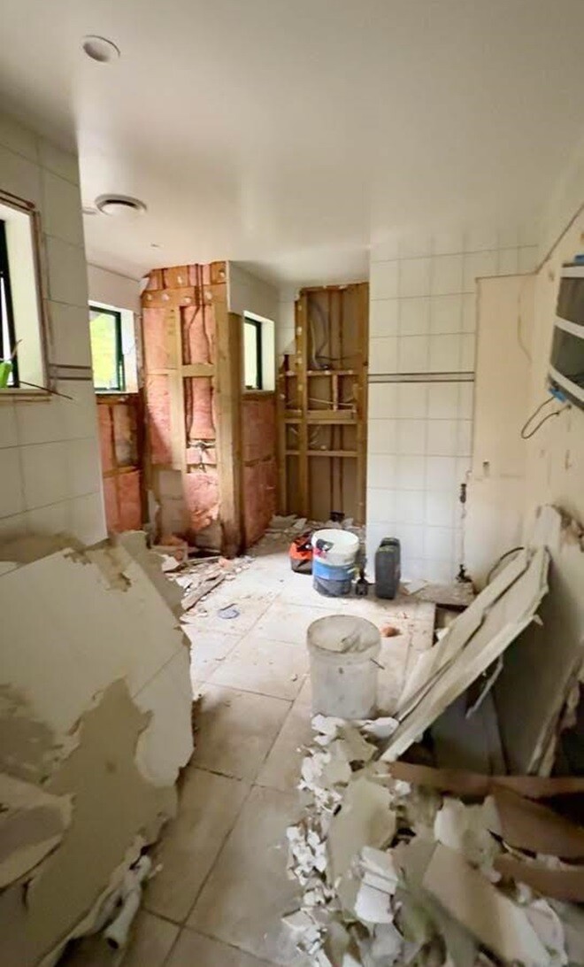 Kết quả là nhà tắm được đập ra sửa lại. Cô dí dỏm: Bụi và ầm ạ. Biết thế em không khen cổ kính. Sửa chắc vài tháng mới xong.