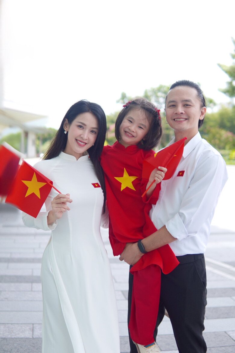 Cặp đôi đã vun đắp nên gia đình hạnh phúc đáng ngưỡng mộ với thiên thần nhỏ xinh xắn.