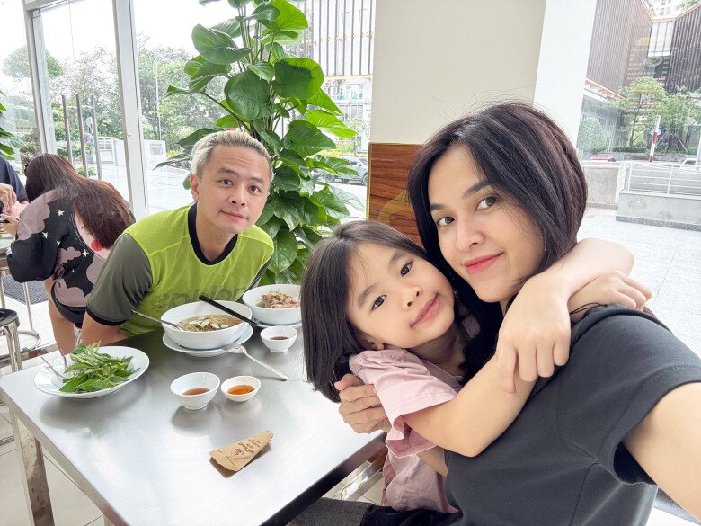 Văn Anh cũng trải qua tuổi thơ với những cảm xúc như vợ hồi nhỏ.