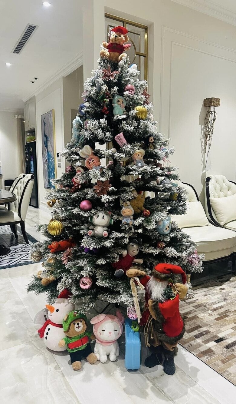 Cây thông Noel năm ngoái từng gây bão mạng xã hội khi được trang trí bằng loạt búp bê Labubu - nhân vật siêu hot trong giới sưu tầm thời điểm đó. Mỗi nhánh cây đều được sắp đặt kỹ lưỡng với Labubu trong nhiều tạo hình đáng yêu, mang lại cảm giác vừa thời thượng vừa ấm áp.