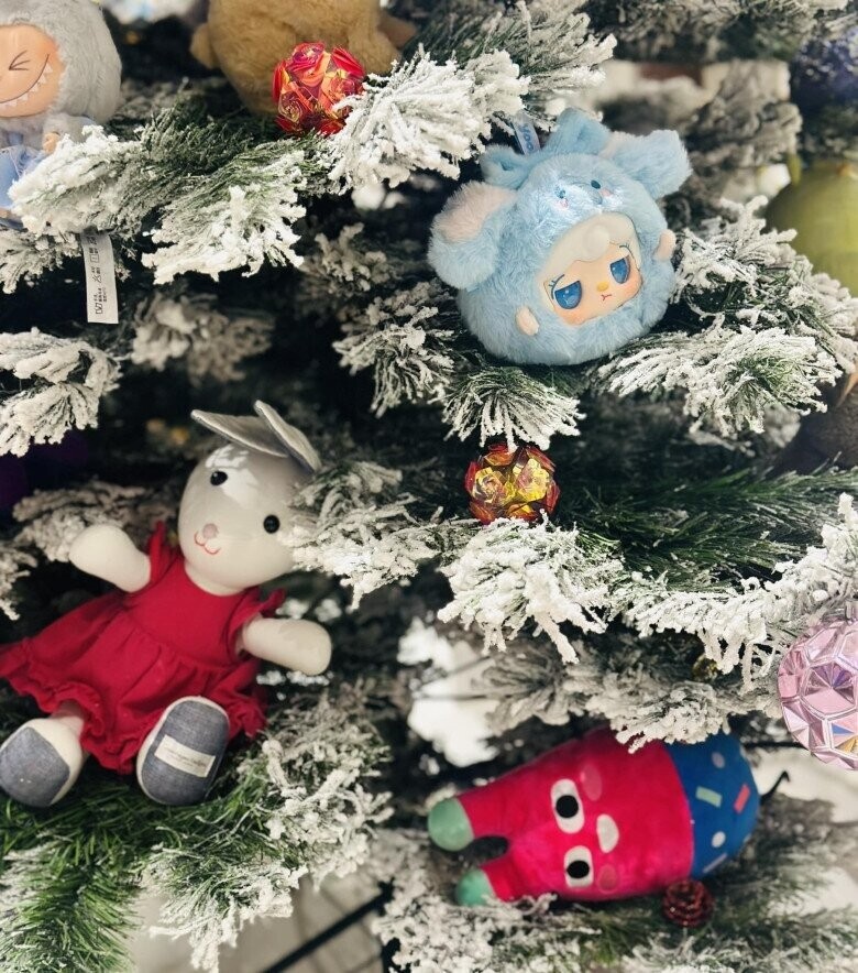 Cây thông được biến tấu thành một “thế giới tuổi thơ” khi treo đầy thú nhồi bông với hình thù ngộ nghĩnh. Các nhân vật được lồng ghép khéo léo giữa các tầng cành phủ tuyết. Cách trang trí này mang lại không khí rộn ràng, vui tươi, gắn kết các thành viên trong gia đình.