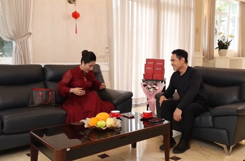 Trung Dũng mời vợ Cát Tường lên talk show.