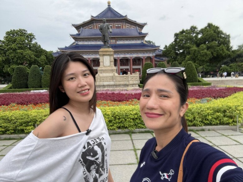 Cô cho biết gần 50 tuổi cô vẫn nói dối mẹ để đi chơi với bạn trai, khác hẳn với con gái mình.