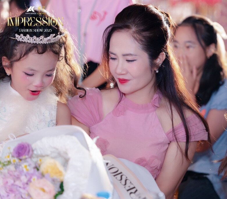 Ở tuổi 52, Nguyệt Hằng vẫn xinh đẹp rạng rỡ.