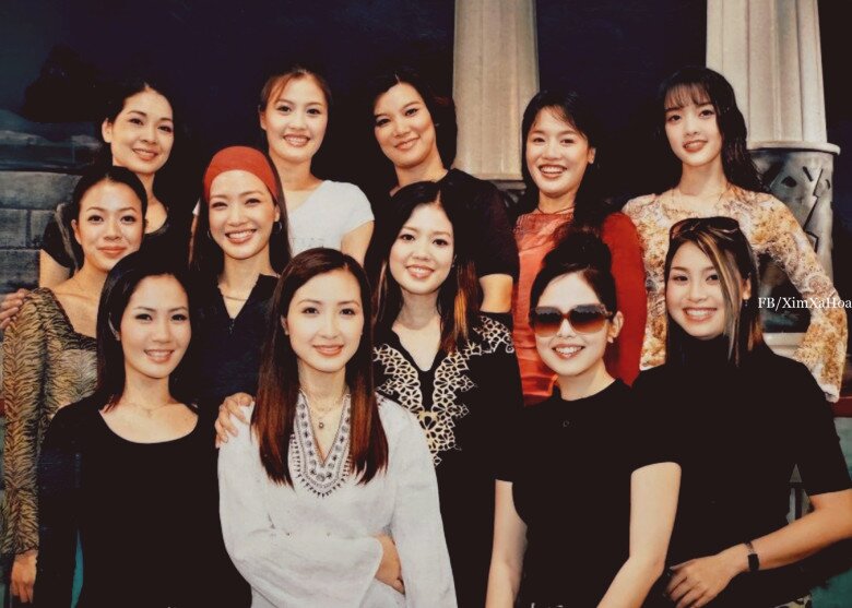 Bức ảnh dàn nghệ sĩ Hà Nội thời trẻ khiến MC Hoàng Linh bất ngờ vì vẻ xinh đẹp của họ. Trong đó có NSƯT Nguyệt Hằng. 