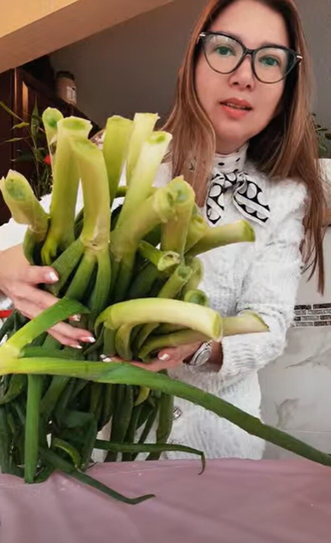 Có người trêu cô “hành này chắc phải lấy búa cắt nhỏ”, nữ ca sĩ dí dỏm đáp lại chắc phải dùng “đồ long đao”. Một số người cho rằng đây là hành boa rô nhưng Phạm Thanh Thảo khẳng định không phải, nhà cô đã từng dùng hành boa rô nấu phở nên rõ.