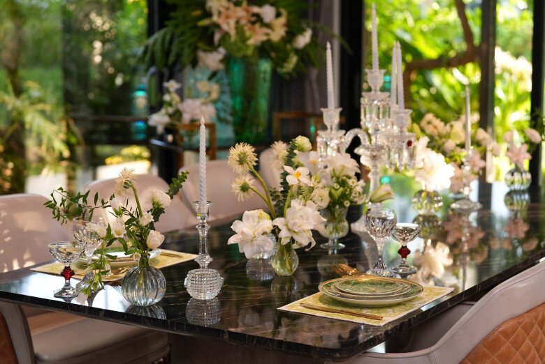 Trong mỗi vlog, Ngô Thùy Linh thường cầu kỳ cả sự xuất hiện của bản thân lẫn bàn ăn và biệt thự được decor theo những concept khác nhau độc đáo.