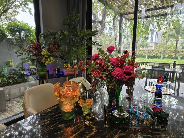 Bàn ăn thường ngày được giữ sự tối giản, sang trọng với hoa tươi và ly pha lê – một phong cách bài trí khiến không gian dù không lễ vẫn luôn có sức sống.