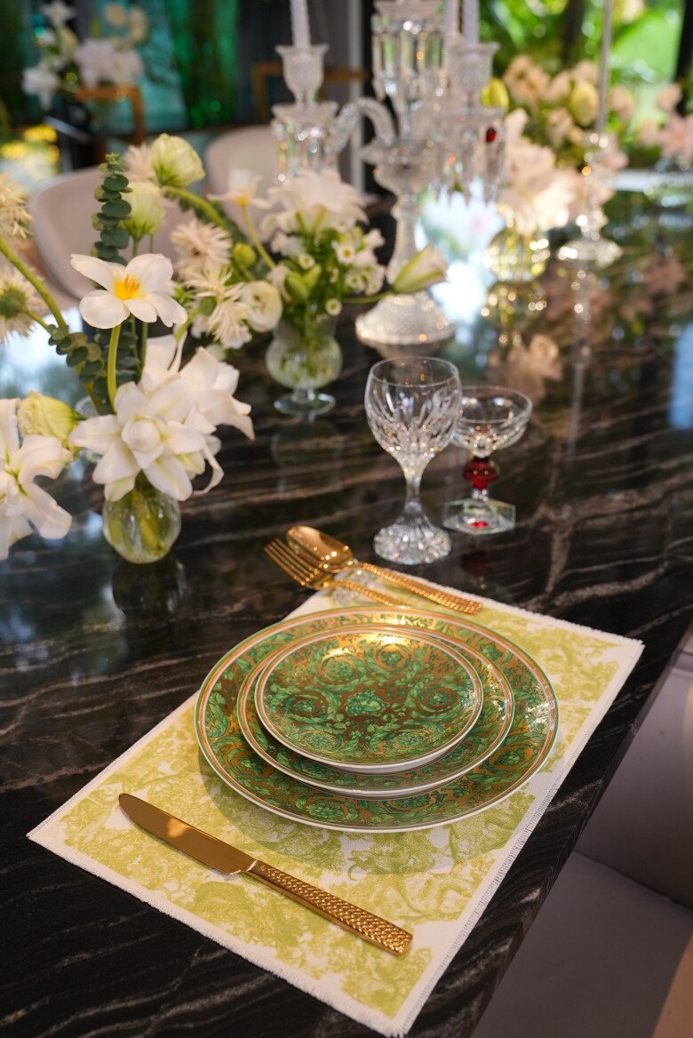 Á hậu Ngô Thùy Linh nổi tiếng là người cực kỳ chịu khó trong việc chăm chút cho tổ ấm. Từ những chi tiết nhỏ như cắm hoa, bài trí bàn ăn đến cách chọn màu sắc theo mùa đều được cô tự tay thực hiện.