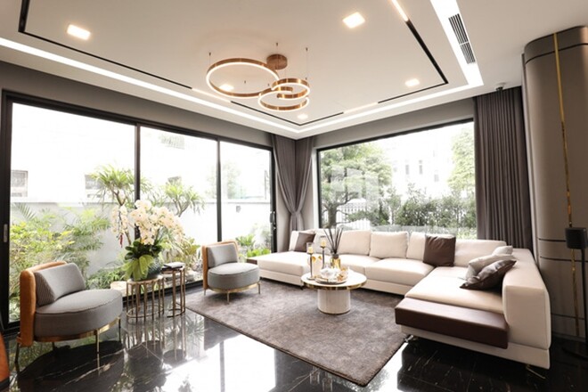 Nàng hậu và gia đình đang sống trong một cơ ngơi đắt đỏ tại một khu đô thị xa hoa bậc nhất Hà Nội. Thiết kế 3 mặt kính, toàn bộ không gian sống được đầu tư rất kỹ lưỡng.