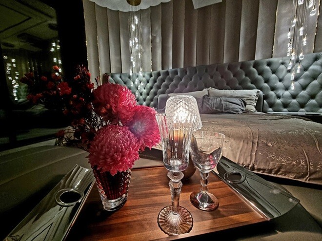 Phòng ngủ master với ánh sáng dịu nhẹ, đèn ngủ dây rủ từ trần xuống và đầu giường bọc nệm tạo nên không khí lãng mạn, thư giãn – một chốn nghỉ lý tưởng sau những buổi tiệc tùng sôi động.