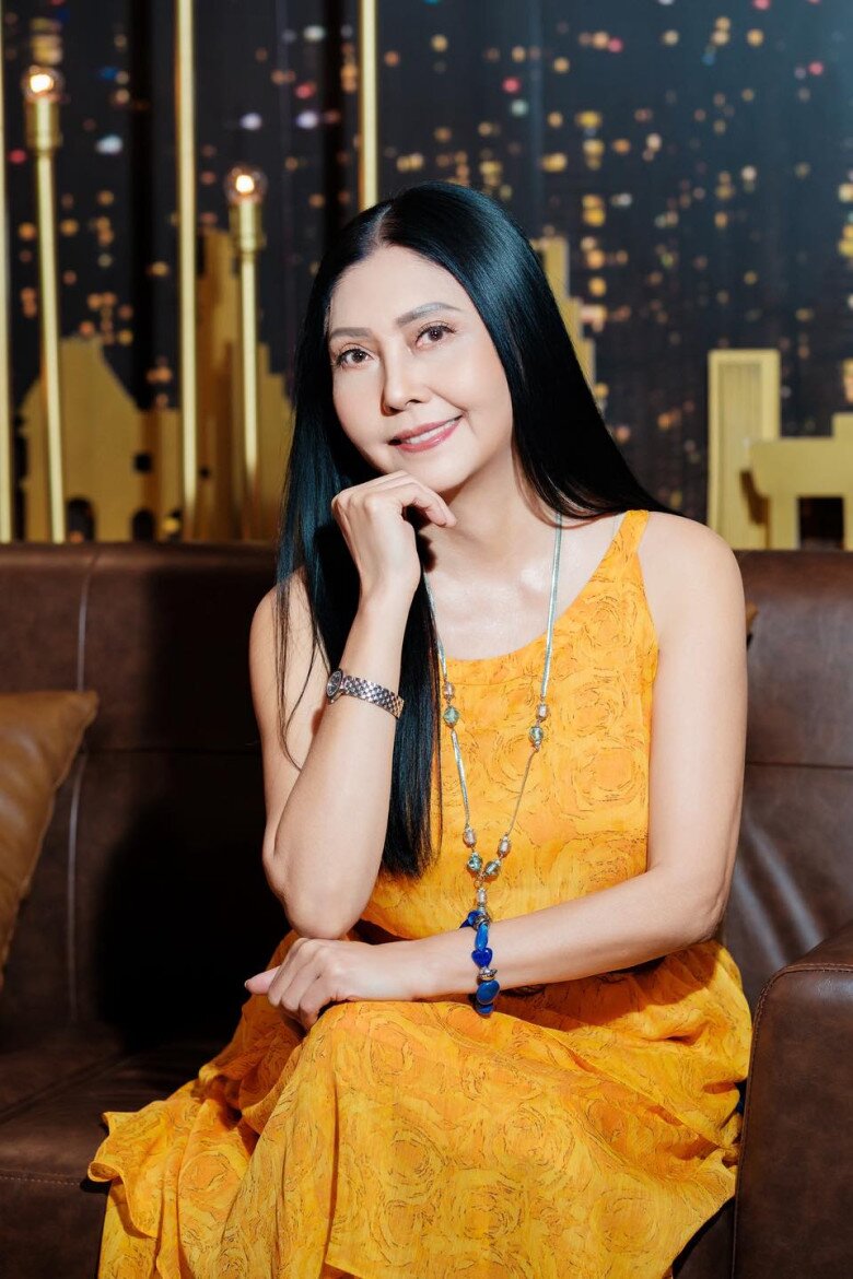 Sốc với vẻ trẻ đẹp tuổi 70 của nữ danh ca được phán amp;#34;số khổamp;#34;: Biết yêu từ 15 tuổi, nay con lớn 47 tuổi - 1