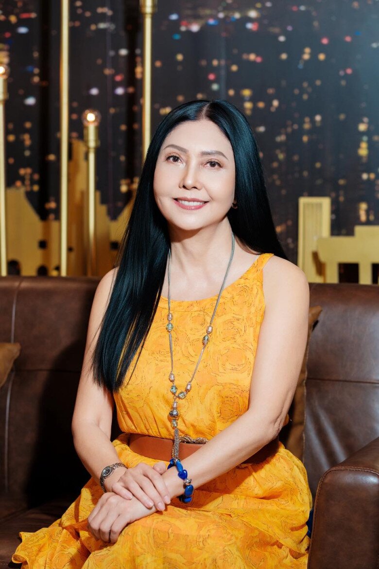 Danh ca Họa Mi xuất hiện đầy trẻ trung, rạng rỡ ở tuổi 70.