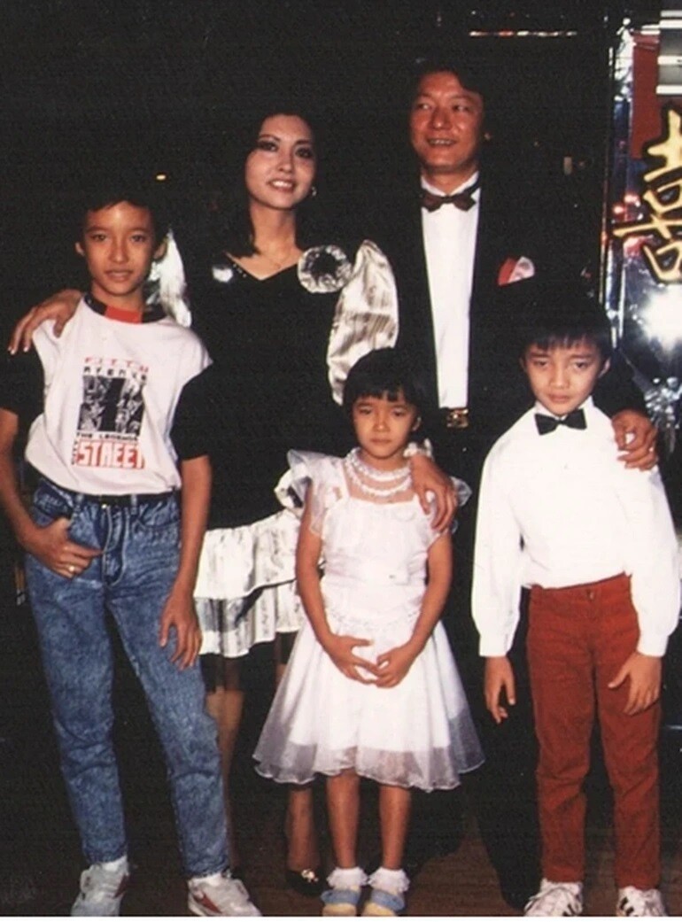 Nữ danh ca và chồng cũ Lê Tấn Quốc cùng 3 người con.