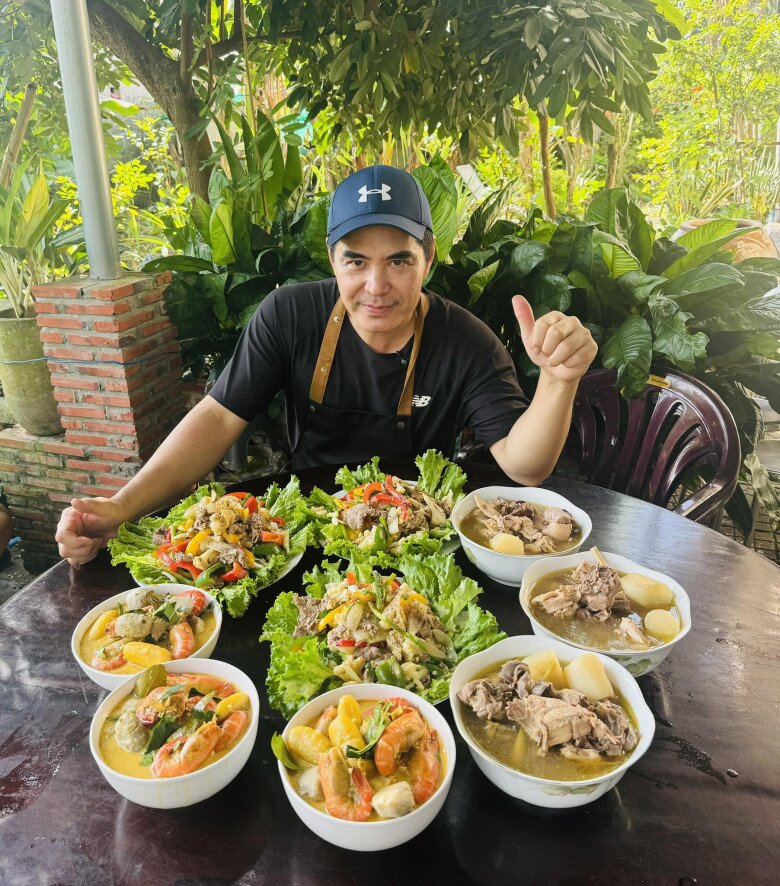 Diễn viên Trung Dung chia sẻ nhiều vlog nấu ăn trong căn nhà giản dị ở quê. Từng công đoạn nêm nếm được anh thực hiện cẩn thận để đảm bảo hương vị truyền thống.