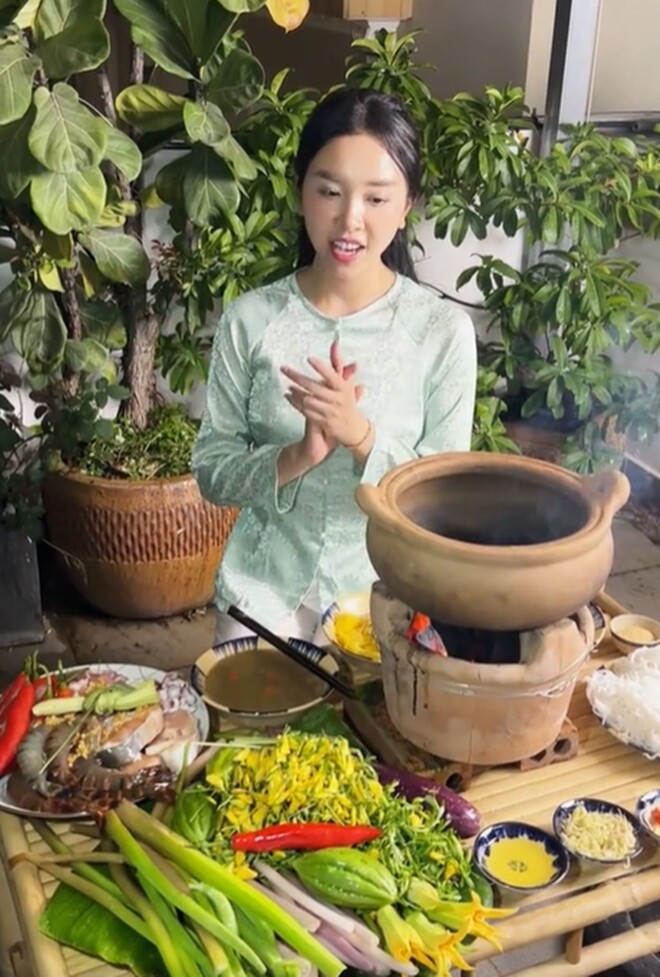 Á hậu Thúy An - Người đẹp yêu món sông nước thường xuyên đăng tải các vlog về ẩm thực miền Tây với những món bánh dân gian hay các món ăn đặc sản quê hương. Mỹ nhân trẻ tuổi khiến nhiều người bất ngờ vì vừa đẹp người, vừa quá đỗi đảm đang.