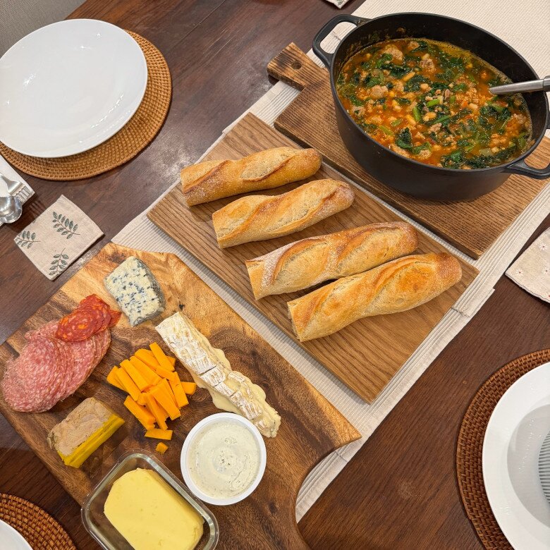 Từ món tôm rang yêu thích hay việc tự tay đổ bánh xèo, nấu bún mắm, bún riêu cho đến làm các loại bánh mì, xôi mặn chuẩn vị để đãi gia đình và bạn bè, Hà Tăng cho thấy hình ảnh một bà nội trợ thực thụ, tỉ mẩn và rất yêu bếp núc.