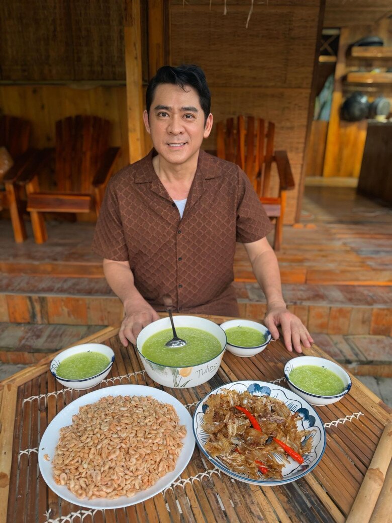 Cháo lá dứa, tép rang và cá cơm chiên giòn dân dã mà làm nhiều người thích thú. Đây là một bữa ăn vừa đủ chất vừa dễ tiêu, rất hợp khẩu vị người lớn tuổi.