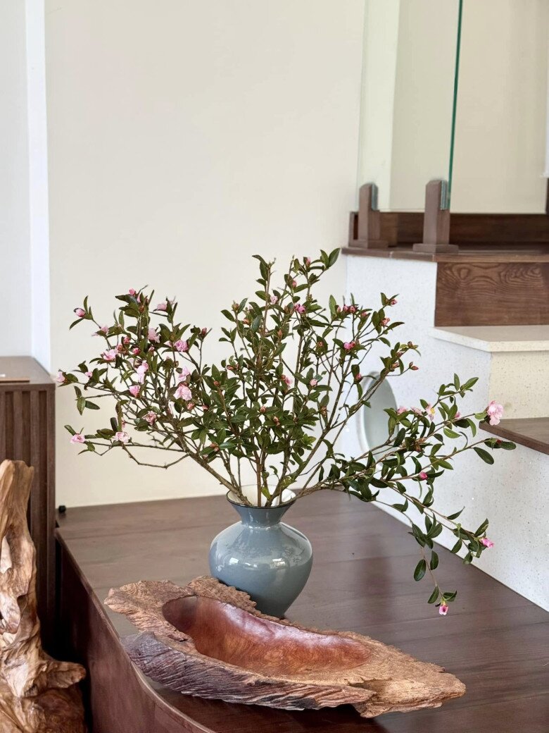 Vân Trang không còn thiết ra đường, ngồi tỉ mẩn nhặt 1001 cái lá, từng cành hoa để trang hoàng biệt thự 1.000m2 - 4