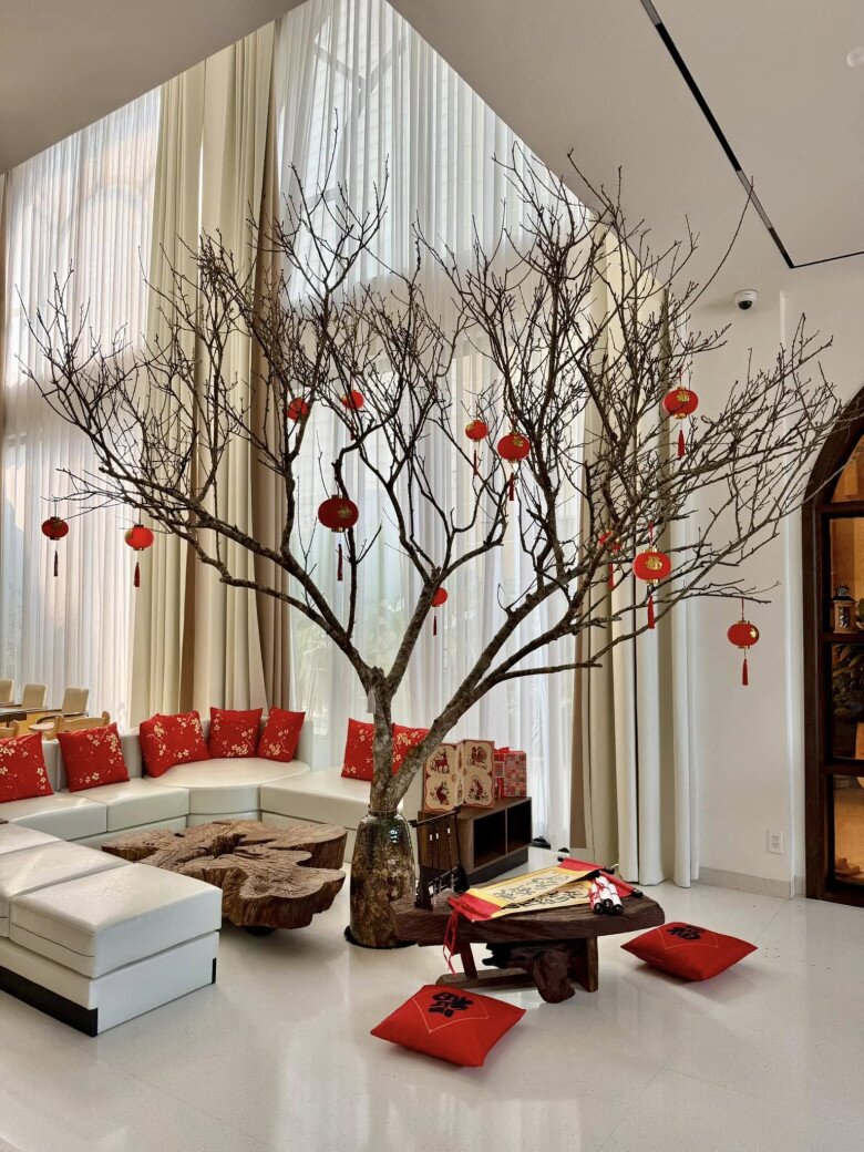 Vân Trang không còn thiết ra đường, ngồi tỉ mẩn nhặt 1001 cái lá, từng cành hoa để trang hoàng biệt thự 1.000m2 - 20