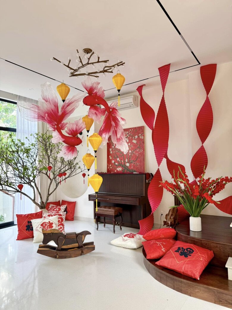 Những dịp lễ Tết, căn biệt thự của Vân Trang thêm đầy sức sống, rực rỡ mà vẫn giữ nét tinh tế, truyền thống. Cô thường chọn cành lớn như đào, mai, lê, mận, đặt trong các bình gốm cao, tạo thế tỏa rộng, vươn cao. Không gian được điểm xuyết những bình hoa đỏ và các món decor đậm chất Á đông.