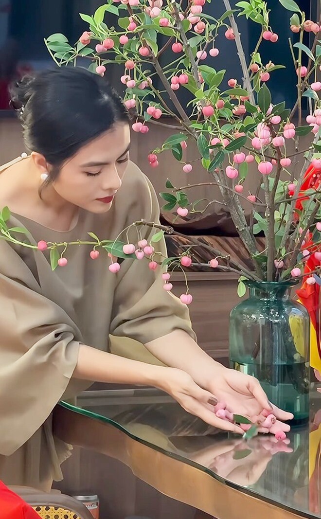 Vân Trang không còn thiết ra đường, ngồi tỉ mẩn nhặt 1001 cái lá, từng cành hoa để trang hoàng biệt thự 1.000m2 - 7