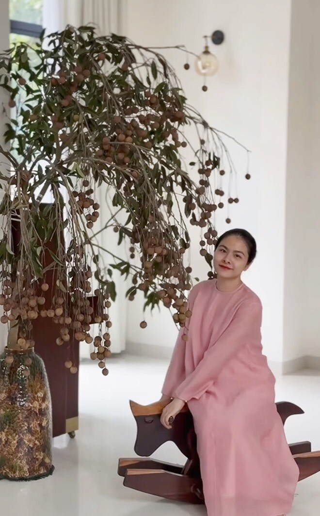 Những cành vải được tuốt bớt lá, để lộ quả lúc lỉu. Nữ diễn viên đã làm căn nhà trở nên sống động và đầy chất quê nhà giữa không gian sang trọng.