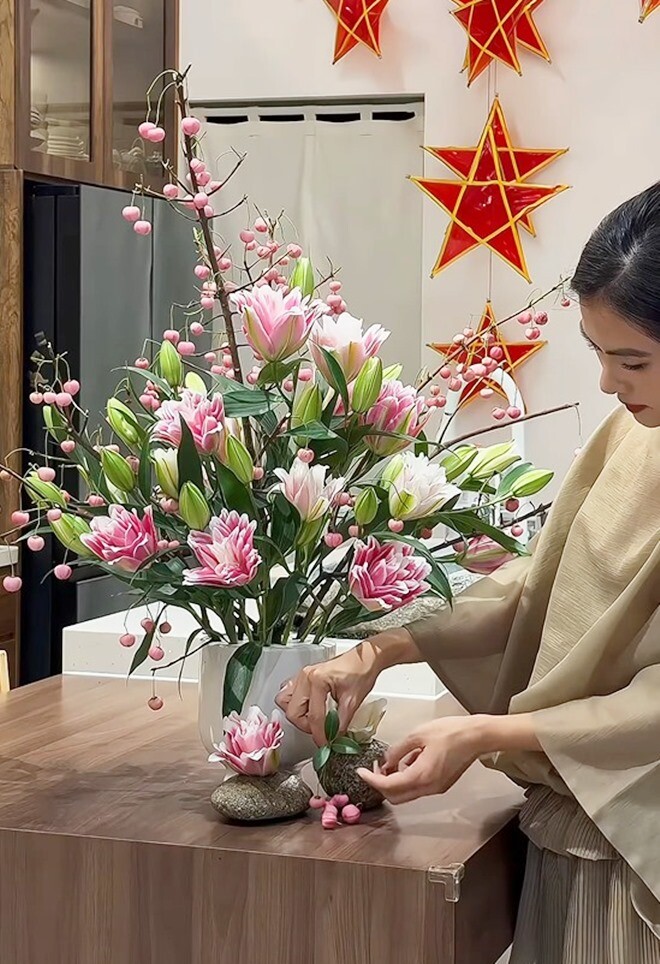 Cành đèn lồng vừa lạ mắt vừa xinh xắn không chỉ được nữ diễn viên cắm riêng mà còn phối với ly kép cùng tông tạo thành một bình hoa quý phái mà ngọt ngào.