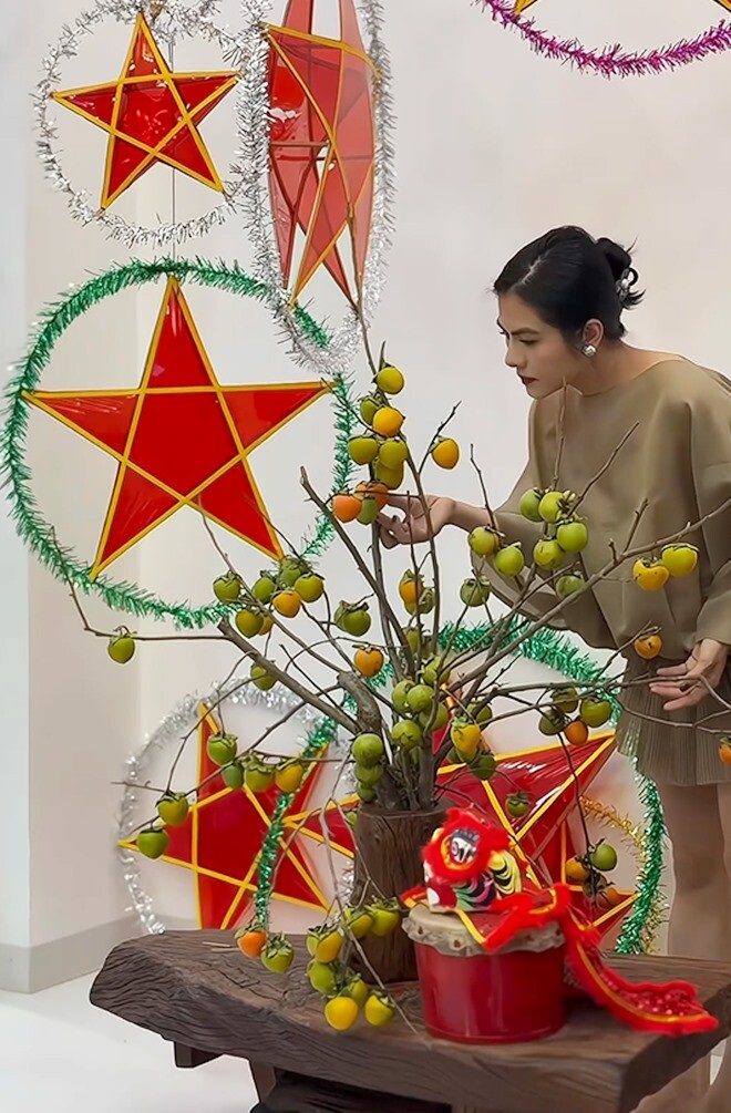 Những loại cành như hồng quả cũng khiến Vân Trang đặc biệt yêu thích. Cô đều học cách tự cắm để làm đẹp không gian sống của gia đình.