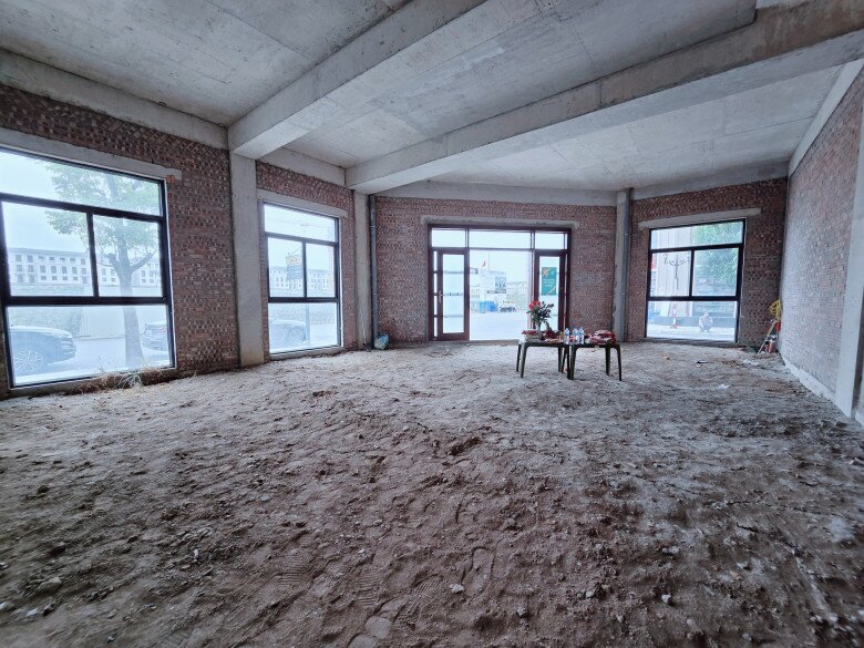 Từ tháng 9, đôi vợ chồng đã khởi công để cải tạo lại thiết kế của căn nhà. Có thể thấy không gian bên trong khá rộng rãi, thông thoáng.