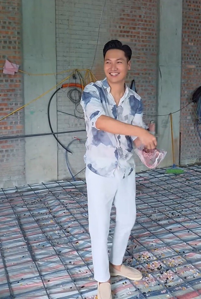 Việc rải đá thạch anh dưới nền hoặc sàn nhà như vợ chồng Mạnh Trường đang thực hiện có thể xem như một biện pháp rất được ưa chuộng trong phong thủy hiện đại.