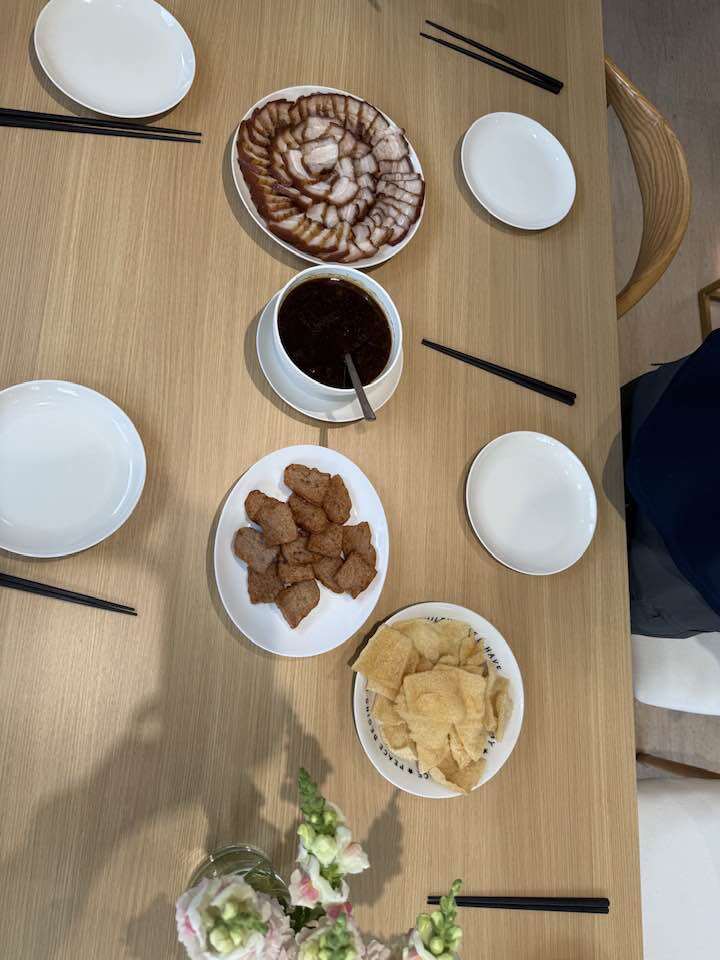 Cận cảnh mâm ăn được dọn gọn gàng, đẹp mắt: Thịt ba chỉ quay thái lát xếp vòng đẹp mắt, chén nước mắm nêm sánh đặc ở giữa, bên cạnh là món chiên và bánh phồng tôm. Bầu show Liên Phạm hào hứng trò chuyện về các món ăn trong không gian đậm chất gia đình. Vợ cũ Đàm Vĩnh Hưng đã không ngớt lời ngợi khen nữ ca sĩ mà bà thường gọi là con gái.