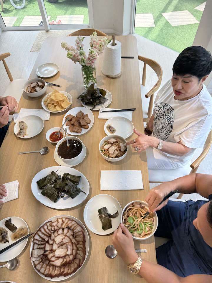 Toàn cảnh bàn ăn trưa với các món ăn quen thuộc: Bún thịt quay, bánh bột lọc, nước mắm nêm... Sự chỉn chu trong cách bày trí món ăn cũng phần nào thể hiện sự chu đáo của chủ nhà.