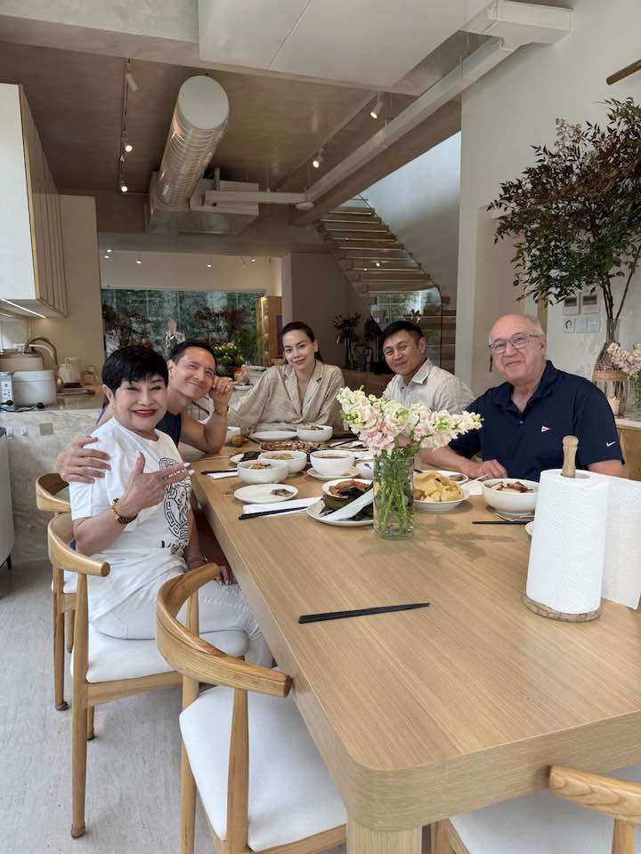 Hồ Ngọc Hà cùng Kim Lý rạng rỡ tiếp đón bầu show Liên Phạm và bạn bè trong không gian bếp hiện đại, tinh tế nhưng vô cùng ấm áp, gần gũi.