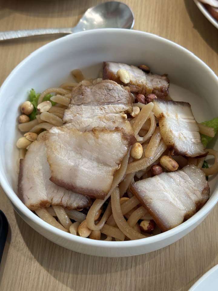 Bún mắm nêm heo quay với thịt ba rọi heo cắt lát dày, rắc thêm đậu phộng rang giòn và rau sống – món ăn đơn giản nhưng tròn vị, nổi bật hương vị miền Trung đặc trưng.