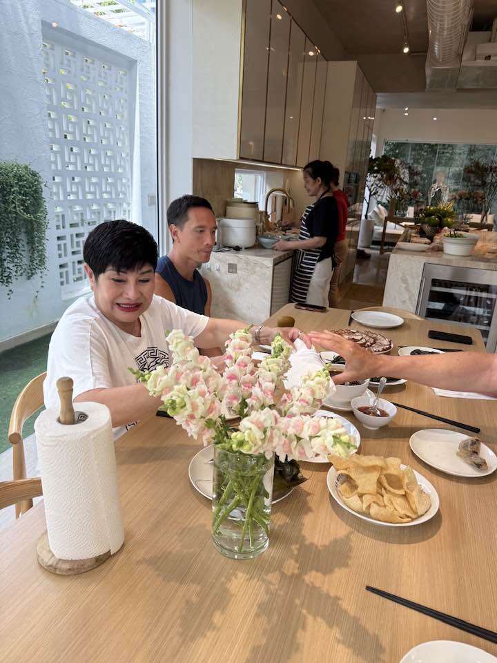 Bữa ăn do chính Hồ Ngọc Hà chuẩn bị không chỉ ngon miệng mà còn ấm lòng. Với sự tinh tế trong cách nấu nướng và đón tiếp khách, Hồ Ngọc Hà một lần nữa ghi điểm không chỉ ở sân khấu mà còn ở căn bếp gia đình.