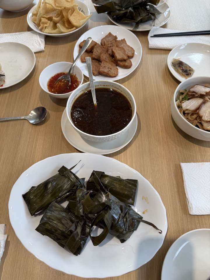 Bữa ăn được bày biện tươm tất với nhiều món truyền thống, đặc biệt có mắm nêm mà Hồ Ngọc Hà cực kỳ yêu thích cùng đặc sản bánh bột lọc.