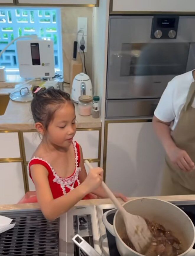 Lisa rất chú tâm vào việc chế biến món ăn và vui thích khi được thể hiện trong căn bếp. Vợ cũ Đàm Vĩnh Hưng cũng để lại lời khen: Ôi Lisa giỏi quá.