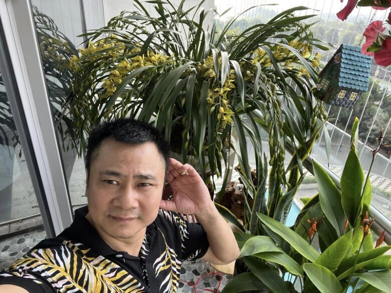 Thi thoảng, danh hài khoái chí chia sẻ hình ảnh tận hưởng bên ban công với những chậu hoa rực rỡ. Mọi chi tiết đều toát lên tinh thần: Sống xanh, sống chất và sống nghệ!