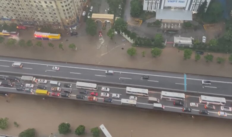 View từ khu vực cô sống cho thấy căn hộ nằm ở tòa nhà trên trục đường lớn. Ngày mưa bão bên dưới bốn bề là nước nhưng bà mẹ 3 con thấy vui trở lại khi được ngắm hoa bên hiên nhà.